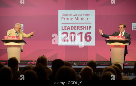 Jeremy Corbyn et Owen Smith au cours de la première direction du travail débat à l'ensemble des Nations Unies, le centre de Cardiff. Banque D'Images