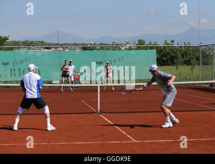 Tennis coach leçon donner aux joueurs sur un court de tennis Banque D'Images