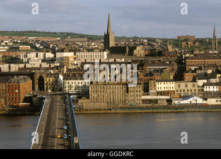 Derry Londonderry années 1980 Craigavon Bridge River Foyle Co Derry St Columba's Cathedral (centre) Irlande du Nord Circa 1985. ROYAUME-UNI HOMER SYKES Banque D'Images