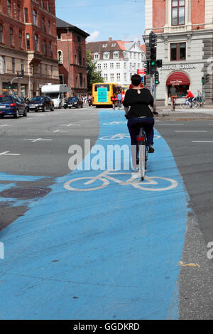 Une route bleue pour les cyclistes sur une jonction occupé dans le centre de Copenhague Banque D'Images