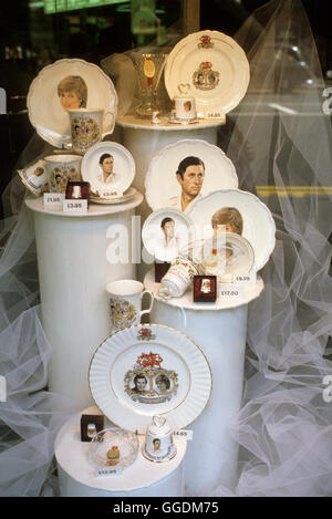 Mariage royal du Prince Charles et Lady Diana Spencer, assiettes souvenirs avec leurs images photos du Prince Charles et Lady Diana Spencer exposées dans une vitrine du centre de Londres. 29 juillet 1981 Royaume-Uni 1980s HOMER SYKES Banque D'Images