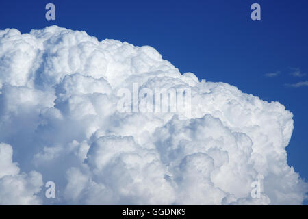 Vue aérienne de puffy nuages et ciel bleu profond prises à partir de ballons à haute altitude Banque D'Images