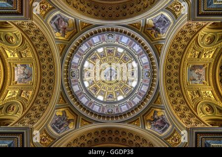 Intérieur du dôme de la basilique Saint-Étienne, Budapest, Hongrie. Banque D'Images