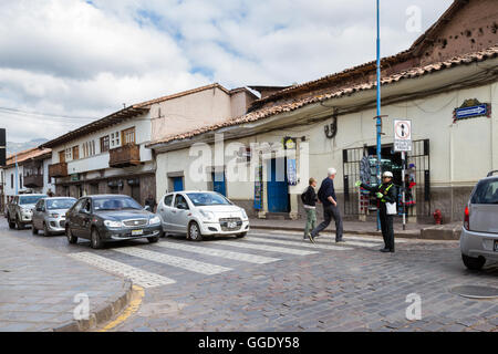 Cusco, Pérou - 12 mai : Police woman diriger la circulation sur une intersection achalandée à l'heure de pointe dans la région de Cusco. 12 mai 2016, Cusco au Pérou. Banque D'Images