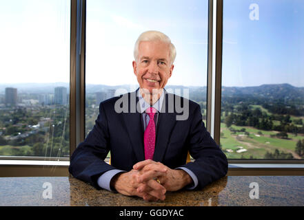 Le gouverneur de la Californie Gray Davis pose pour un portrait dans son bureau à Loeb & Loeb à Century City, Los Angeles le 17 mai 2016 Banque D'Images