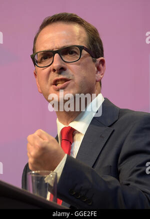 Owen Smith parle du travail au cours du premier débat à la direction toutes les nations Centre, Cardiff. Banque D'Images