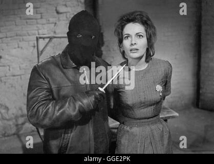 DER WÜRGER VON SCHLOSS BLACKMOOR / Deutschland / Harald Reinl 1963 Ein Mann mit schwarzer Strumpfmaske bedroht die junge Claridge (Karin porte). Filmszene aus 'Der Würger von Schloss Blackmoor', 1963 Regie : Harald Reinl Banque D'Images