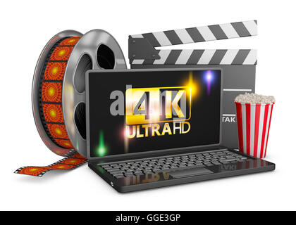 Ordinateur portable 4K, popcorn et bande de film sur un fond blanc, 3D render. Banque D'Images