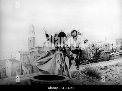 DER WIDERSPENSTIGEN ZÄHMUNG / La Bisbetica domata / The Taming of the Shrew Italien / USA / Literaturverfilmung 1967 Franco Zeffirelli nach William Shakespeare. Bild : ELIZABETH TAYLOR, RICHARD BURTON, Katharina als als Petruchio, in einer Voir aus 'Der Widerspenstigen Zähmung", 1967. / Regie : Franco Zeffirelli aka. La Bisbetica domata / La Mégère Apprivoisée Banque D'Images