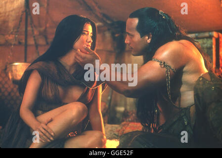 Le ROI SCORPION Le Roi Scorpion / USA 2002 / Chuck Russel Cassandra (KELLY HU), Mathayus (DWAYNE 'THE ROCK' JOHNSON) Régie : Chuck Russel aka. Le Roi Scorpion Banque D'Images