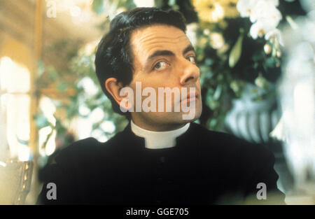 VIER HOCHZEITEN UND EIN TODESFALL / Quatre mariages et un Enterrement GO 1993 / Mike Newell s'Kurzauftritt als Pasteur Gerald : Rowan Atkinson 'Mr.Bean', in der Filmkomödie : 'Vier Hochzeiten und ein Todesfall', 1993. Regie : Mike Newell aka. Quatre mariages et un Enterrement Banque D'Images