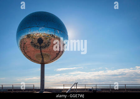 En miroir réfléchissant sculpture sur ballon de plage de Blackpool Banque D'Images