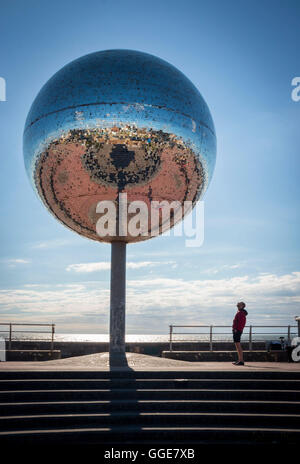 En miroir réfléchissant sculpture sur ballon de plage de Blackpool Banque D'Images