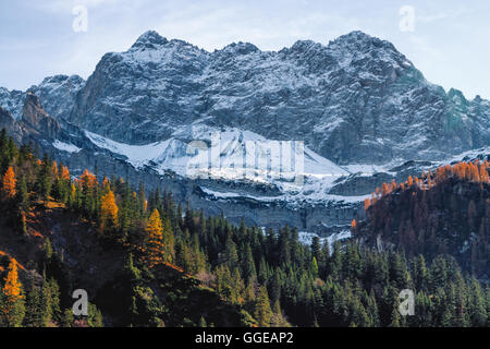 De hautes montagnes couvertes de neige à la fin de l'automne saison. Alpes, Autriche, Tyrol, près de Engalm. Banque D'Images