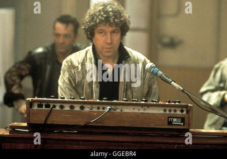 Fou fou encore toujours / GO 1998 / Brian Gibson Rockmusiker Tony Costello (STEPHEN REA) suis Clavier. Regie : Brian Gibson aka. Fou encore Banque D'Images