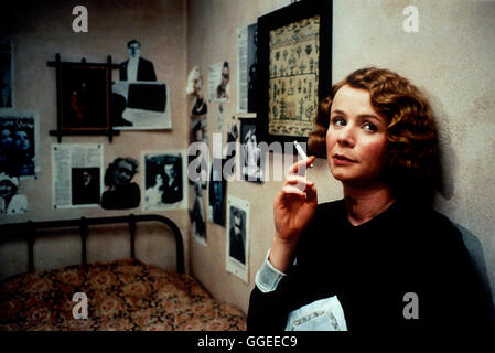 GOSFORD PARK / Gosford Park GB/D/USA 2001 / Robert Altman Elise (EMILY WATSON) Régie : Robert Altman aka. Gosford Park Banque D'Images