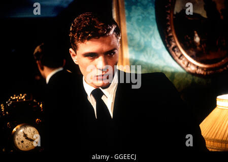 GOSFORD PARK / Gosford Park GB/D/USA 2001 / Robert Altman Henry Denton (RYAN PHILLIPPE) Régie : Robert Altman aka. Gosford Park Banque D'Images