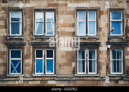 Glasgow tenement appartements avec sautoir drapeau. Banque D'Images