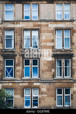 Glasgow tenement appartements avec sautoir drapeau. Banque D'Images