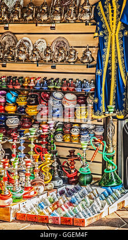 Une cabine de cadeaux vendant des objets d'artisanat marocain traditionnels à Jamaa el Fna, la place principale et la place du marché dans le centre de Marrakech, au Maroc. Banque D'Images