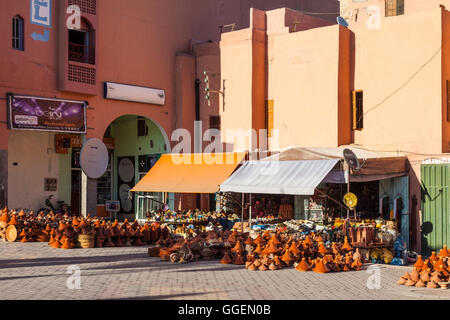 L'extérieur d'une boutique dans le centre de Ouarzazate, Marrakech-tensift-Al Haouz, Maroc, avec un affichage de tagines et autres souvenirs en céramique. Banque D'Images