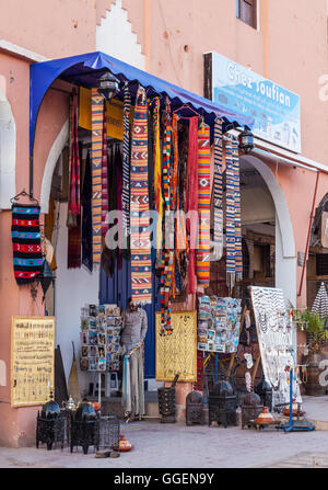 Un magasin de souvenirs à Ouarzazate, Maroc, la vente de textiles, de lanternes de style marocain, tajines, des bijoux et des cartes postales. Banque D'Images