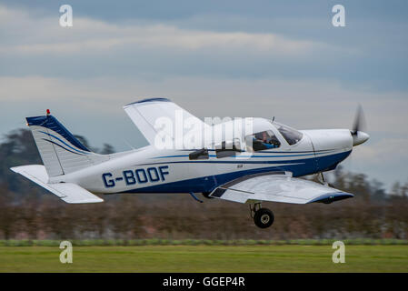 Piper PA-28-181 Cherokee archer ii à old sarum airfield. Banque D'Images