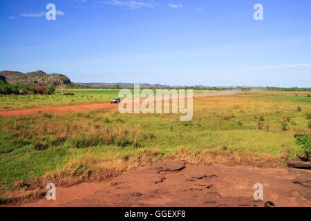 A 4disques WD le long d'une piste poussiéreuse en Arnhemland, Territoire du Nord, Australie. Banque D'Images