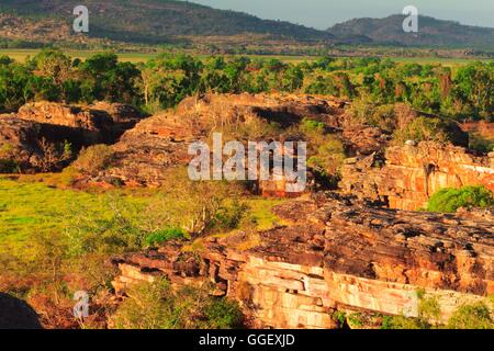 Les grands pics rocheux d'Ubirr baigné de lumière au coucher du soleil. Le Kakadu National Park, Territoire du Nord, Australie Banque D'Images