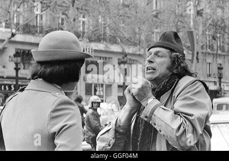 DER REGENSCHIRMMÖRDER / Le coup du parapluie Frankreich 1980 / Gérard Oury Pierre Richard, in einer aus Filmszene Regenschirmmörder', 'Der 1980 Regie : Gérard Oury aka. Le coup du parapluie Banque D'Images