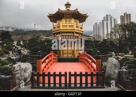 La pagode d'or dans la région de Nan Lian Garden, Hong Kong. Banque D'Images