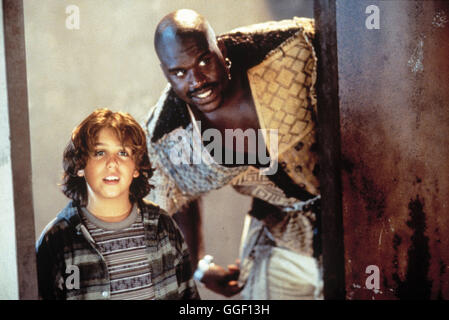 KAZAAM - DER GEIST AUS DER FLASCHE / Kazaam USA 1996 / Paul Michael Glaser Adolescent Max Conner (FRANCIS CAPRA) mag Weder noch Märchen Geschichten von Feen, Geister und findet er mehr als lächerlich. Er als eines Tages von einer verfolgt wird, Jugendgang flüchtet er à ein verfallenes Lagerhaus. Dort befreit er unabsichtlich den mächtigen, 3000 Jahre alten Geist Kazaam (Shaquille O"NEAL). Angst vor starr ist Max, aber ist äußerst Kazaam : freundlich Er est Max drei Wünsche erfüllen... Regie : Paul Michael Glaser aka. Kazaam Banque D'Images