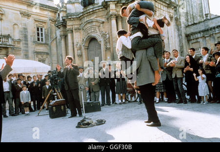 DER MANN, der die STERNE MACHT / L'uomo delle stelle Italien 1995 / Giuseppe Tornatore Filmszene aus dem italienischen Spielfilm : 'L'uomo delle stelle', 1995. Regie : Giuseppe Tornatore aka. L'uomo delle stelle Banque D'Images