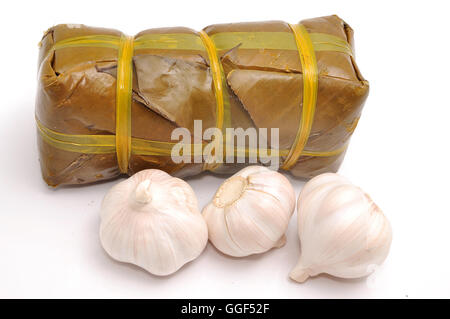 Gâteau de riz gluant cylindrique vietnamiens ou Banh Tet sur un fond blanc Banque D'Images