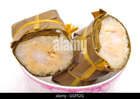 Gâteau de riz gluant cylindrique vietnamiens ou Banh Tet sur un fond blanc Banque D'Images