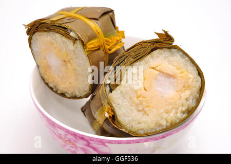 Gâteau de riz gluant cylindrique vietnamiens ou Banh Tet sur un fond blanc Banque D'Images