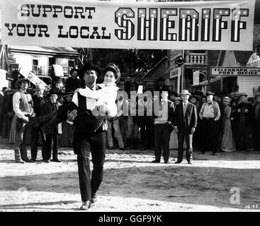 AUCH EIN SHERIFF BRAUCHT MAL HILFE / Support Your Local Sheriff USA 1968 / Burt Kennedy JAMES GARNER, JOAN HACKETT und hinten : JACK ELAM, WILLIS BOUCHEY, WALTER BURKE, Henry Jones, Harry Morgan dans "support your local Sheriff'. 1968. Regie : Burt Kennedy aka. L'appui de votre shérif local Banque D'Images