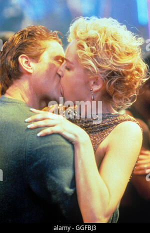 BASIC INSTINCT Basic Instinct / USA 1992 / Paul Verhoeven MICHAEL DOUGLAS (Nick Curran), Catherine Tramell (SHARON STONE), 'Basic Instinct', 1992. Regie : Paul Verhoeven aka. Basic Instinct Banque D'Images