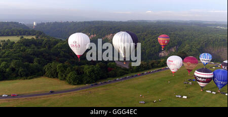 Monter des ballons dans le ciel sur le lancement presse le 2016 Bristol Balloon Fiesta à Ashton Court Estate, Bristol. Banque D'Images