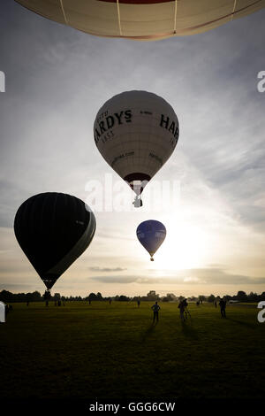 Prenez le vol de ballons de Clifton, Bristol Downs, comme aérostiers pour célébrer la fête de moins d'une semaine pour aller jusqu'au début de la Bristol International Balloon Fiesta. Banque D'Images