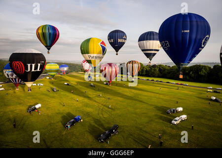 Prenez le vol de ballons de Clifton, Bristol Downs, comme aérostiers pour célébrer la fête de moins d'une semaine pour aller jusqu'au début de la Bristol International Balloon Fiesta. Banque D'Images