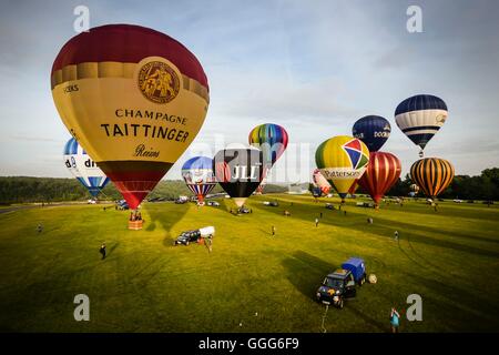 Prenez le vol de ballons de Clifton, Bristol Downs, comme aérostiers pour célébrer la fête de moins d'une semaine pour aller jusqu'au début de la Bristol International Balloon Fiesta. Banque D'Images