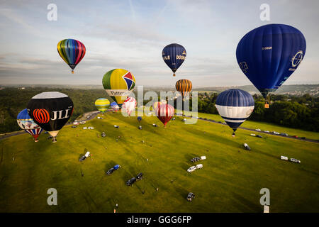 Prenez le vol de ballons de Clifton, Bristol Downs, comme aérostiers pour célébrer la fête de moins d'une semaine pour aller jusqu'au début de la Bristol International Balloon Fiesta. Banque D'Images