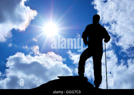 L'homme sur le bord de la montagne. La vie de voyage. Banque D'Images