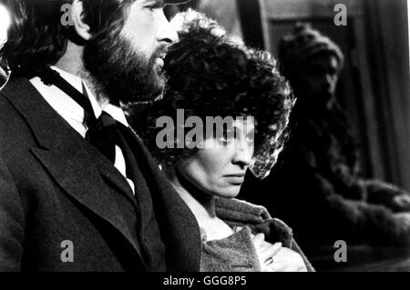 Mme UND MCCABE. MILLER / McCabe et Mme Miller USA 1971 / Robert Altman John McCabe (Warren Beatty), Julie Christie (Constance Miller) Régie : Robert Altman aka. McCabe et Mme Miller Banque D'Images