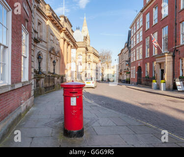 Rouge traditionnel post box ou pilier fort sur la chaussée élevée dans le marché de la Dentelle, Nottingham, England, UK Banque D'Images