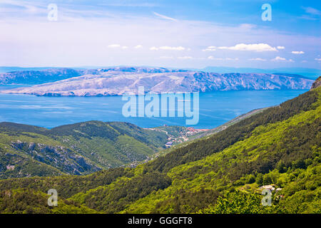 Vue depuis la montagne du Velebit sur Senj et l'île de Krk, Croatie Banque D'Images