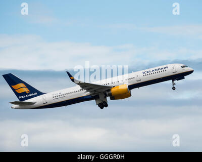 Icelandair Boeing 757 (757-200) TF-FIO décoller de l'Aéroport International de Vancouver dans l'air Banque D'Images