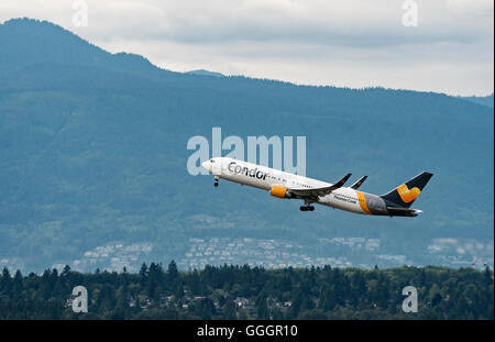 Boeing 767 Condor (767-300ER) D-ABUA décoller de l'Aéroport International de Vancouver dans l'air Banque D'Images