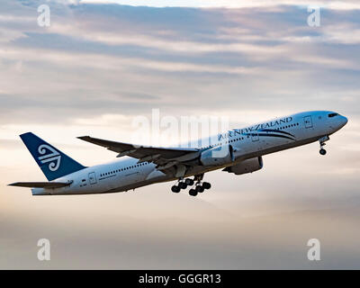 Air New Zealand Boeing 777-200ER (777) ZK-décollage de l'OKF airborne l'Aéroport International de Vancouver Banque D'Images